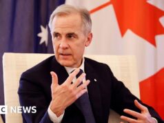 O primeiro-ministro canadense Mark Carney está cada vez mais perto da maioria, enquanto o quarto parlamentar deserta para os liberais