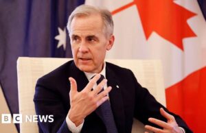 O primeiro-ministro canadense Mark Carney está cada vez mais perto da maioria, enquanto o quarto parlamentar deserta para os liberais