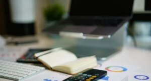 Qual software program oferece conformidade contábil international?