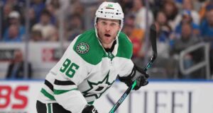 Estrelas ativam o atacante Mikko Rantanen fora da reserva lesionada