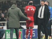 Alphonso Davies, do Canadá, lesiona-se em jogo do Bayern pela Liga dos Campeões