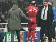 Alphonso Davies, do Canadá, lesiona-se em jogo do Bayern pela Liga dos Campeões