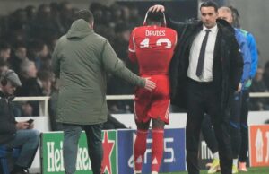 Alphonso Davies, do Canadá, lesiona-se em jogo do Bayern pela Liga dos Campeões