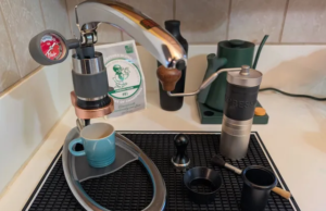 Puxar café expresso com a mão é mais divertido do que apertar um botão