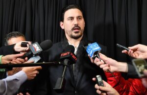 Assista ao vivo: George Parros, chefe do departamento de segurança do jogador da NHL, fala à mídia