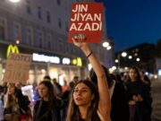 A escritora iraniana exilada Shahrnush Parsipur em sua novela indicada ao Worldwide Booker Prize