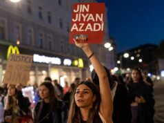 A escritora iraniana exilada Shahrnush Parsipur em sua novela indicada ao Worldwide Booker Prize