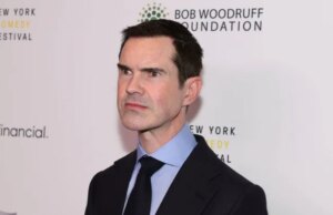Jimmy Carr revela que come uma vez por dia porque está “muito consciente” do seu peso