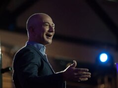 Jeff Bezos supostamente quer US$ 100 bilhões para comprar e transformar antigas empresas de manufatura com IA