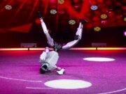 Funcionários tiveram que conter um robô humanóide dançante depois que ele enlouqueceu em um restaurante na Califórnia