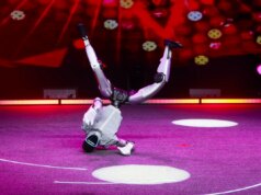 Funcionários tiveram que conter um robô humanóide dançante depois que ele enlouqueceu em um restaurante na Califórnia