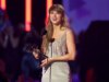 Taylor Swift surpreende com espartilho verde menta de duas peças durante estreia na premiação com o noivo Travis Kelce