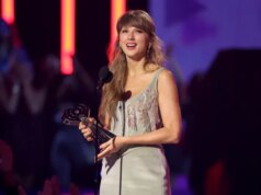 Taylor Swift surpreende com espartilho verde menta de duas peças durante estreia na premiação com o noivo Travis Kelce