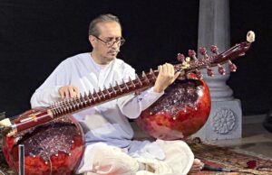 O recém-inventado Gajveena chega à competição de instrumentos musicais Guthman em Atlanta
