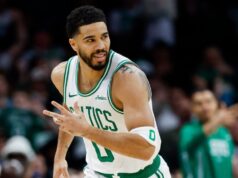 Tatum marca o melhor da temporada quando o Celtics vence o Hornets e garante a vaga nos playoffs