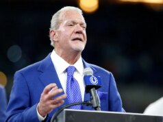 A coleção de memorabilia do falecido proprietário dos Colts, Jim Irsay, traz preços recordes em leilão