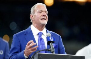 A coleção de memorabilia do falecido proprietário dos Colts, Jim Irsay, traz preços recordes em leilão
