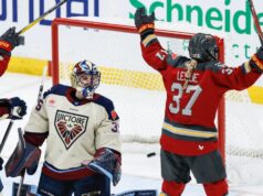 Leslie interpreta o herói do OT como Cost edge Victoire em Winnipeg