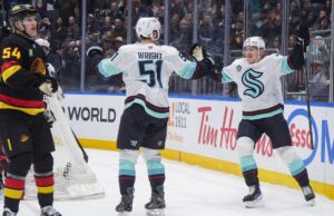 McMann marca duas vezes na estreia e Kraken derrota Canucks