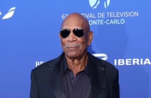 O erro de gravação cheio de palavrões de Morgan Freeman para o programa de dinossauros da Netflix é magnífico