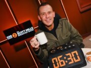 Quem substituirá Scott Mills na BBC Radio 2? As últimas probabilidades revelam o líder
