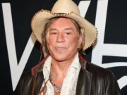 Mickey Rourke foi legalmente expulso de casa depois de dever US$ 60 mil em aluguel não pago