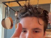 Cruz Beckham vem em busca da carreira do irmão Brooklyn com vídeo de culinária ‘passivo-agressivo’