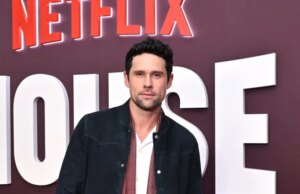 Estrela da Netflix declara que ‘corpo humano não foi feito para fazer sexo em uma motocicleta’ após lesão