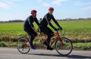 Príncipe William surpreende Greg James no ciclo Comedian Aid após ser convocado