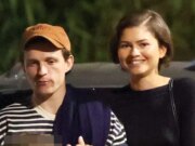 Zendaya e Tom Holland se aconchegam pela primeira vez desde que se casaram secretamente