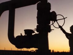 Trump libera 172 milhões de barris de petróleo da reserva enquanto os preços disparam em meio à guerra no Irã