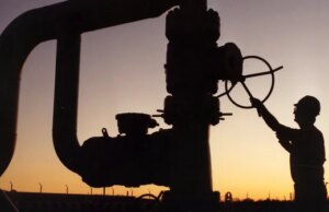 Trump libera 172 milhões de barris de petróleo da reserva enquanto os preços disparam em meio à guerra no Irã