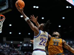 A escolha número 1 em potencial, Peterson, marca 28 pontos enquanto o Kansas se mantém firme para vencer Cal Baptist