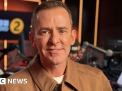 Scott Mills demitido da BBC Radio 2 por ‘conduta pessoal’