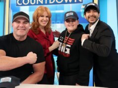 O ator Wayne Brady dá um tapa no lutador da AEW durante a luta no Revolution