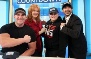 O ator Wayne Brady dá um tapa no lutador da AEW durante a luta no Revolution