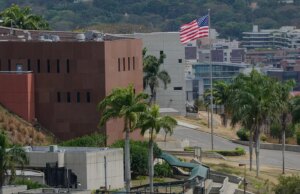 Bandeira americana hasteada e voa sobre o prédio da Embaixada dos EUA na Venezuela pela primeira vez em 7 anos