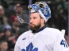 O goleiro do Maple Leafs, Anthony Stolarz, foi hospitalizado após o disco atingir a garganta em um estranho incidente de aquecimento