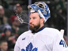 O goleiro do Maple Leafs, Anthony Stolarz, foi hospitalizado após o disco atingir a garganta em um estranho incidente de aquecimento