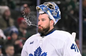 O goleiro do Maple Leafs, Anthony Stolarz, foi hospitalizado após o disco atingir a garganta em um estranho incidente de aquecimento