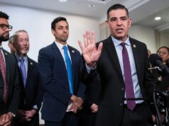 Democratas da Câmara saem de tenso briefing com Bondi sobre arquivos de Epstein