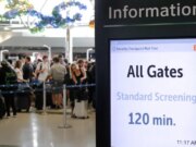 Trump ameaça usar o ICE para segurança aeroportuária em meio ao agravamento dos atrasos