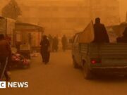 Moradores de Gaza são instados a se abrigar enquanto a tempestade de areia deixa o céu laranja