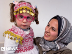 Mãe de Gaza reencontra filha evacuada após dois anos