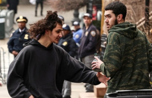 Homens da Pensilvânia acusados de ataque a bomba inspirado pelo ISIS contra manifestantes de Nova York perto da mansão do prefeito: linha do tempo