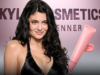Kylie Jenner mostra seus atributos em fotos sensuais promovendo manteiga labial