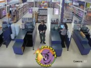 Vídeo parece mostrar suspeito de bomba comprando fusível em loja de fogos de artifício