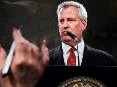 Ex-prefeito liberal de Nova York admite que ‘desfinanciar a polícia’ e que as políticas de fronteira de Biden foram erros