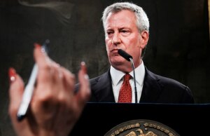 Ex-prefeito liberal de Nova York admite que ‘desfinanciar a polícia’ e que as políticas de fronteira de Biden foram erros