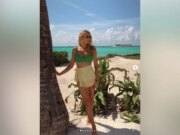 Brittany Aldean mostra biquíni verde em fotos de praia nas férias de primavera com a família